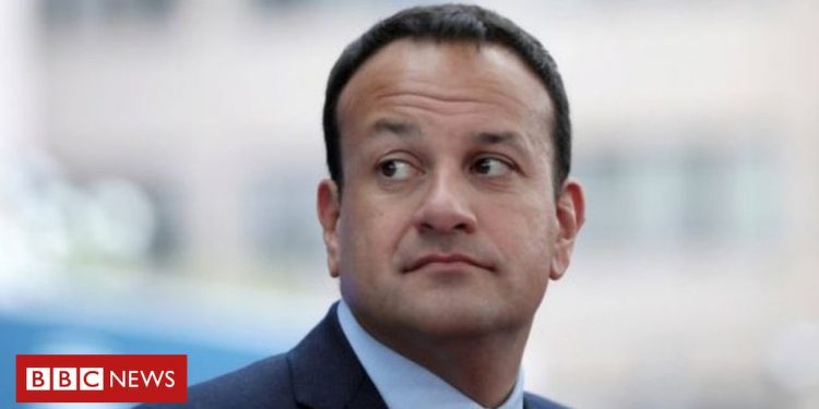 Beteja me Covid-19, kryeministri i Irlandës vesh bluzën e bardhë, i rikthehet profesionit të mjekut