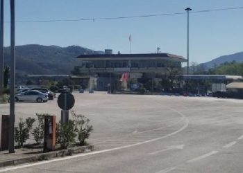 Të izoluar tek hoteli në Kakavijë, dalin analizat për 14 shqiptarë të kthyer nga Greqia