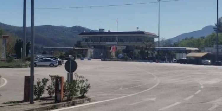 Të izoluar tek hoteli në Kakavijë, dalin analizat për 14 shqiptarë të kthyer nga Greqia