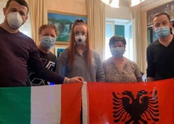 Infermieri shqiptar i dërguar në Itali feston Pashkët me italianët: Bashkë në festa dhe rrezik