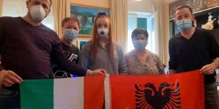 Infermieri shqiptar i dërguar në Itali feston Pashkët me italianët: Bashkë në festa dhe rrezik