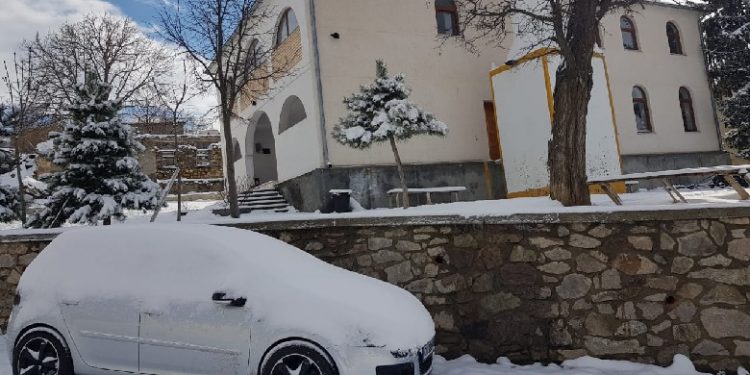 Karantinë dhe dëborë, Kukësi zgjohet i mbuluar nga petku i bardhë