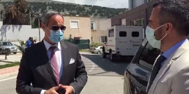 Pas Gjirokastrës, konsulli grek dhuron ndihma edhe për spitalin e Sarandës