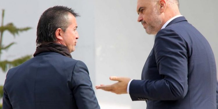 “Tërmet na ndero, se ti je i lëvizshëm”! Kryebashkiaku i Tepelenës: Po komandant! Urdhri jot do të zbatohet, nuk diskutohet