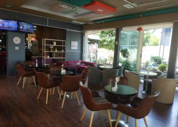 Bota pas Covid-it, e parë nga bari i një hoteli në Tiranë