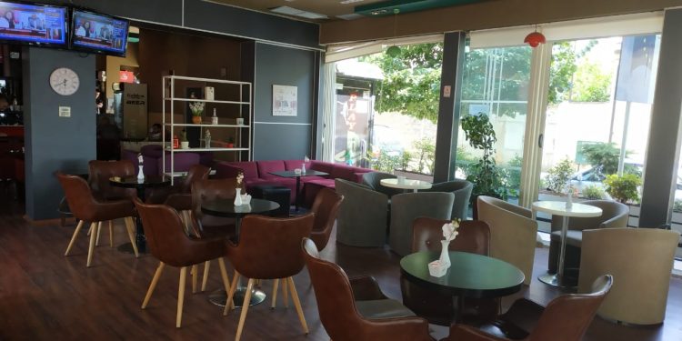 Bota pas Covid-it, e parë nga bari i një hoteli në Tiranë