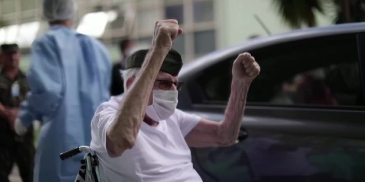 I mbijetoi Luftës së Dytë Botërore, veterani 99 vjeç tani fitoi betejën me koronavirusin