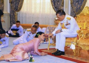 Jeta në karantinë/ Mbreti i Tajlandës izolohet në hotelin super luksoz me 20 femrat e haremit të tij