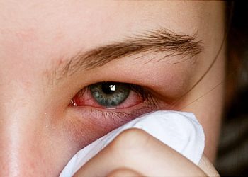 STUDIMI: Mbroni sytë, Covid-19 mund të qëndrojë aty deri në 27 ditë