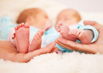 Një nënë në Indi sjell në jetë dy binjakë, Corona dhe Covid