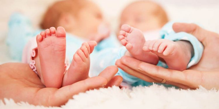 Një nënë në Indi sjell në jetë dy binjakë, Corona dhe Covid