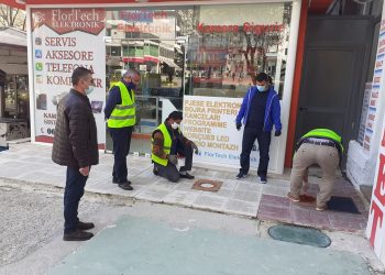 Gjirokastra shton masat në luftën kundër Covid-19, nis shenjimi i vendeve për mbajtjen e distancës fizike (FOTO)