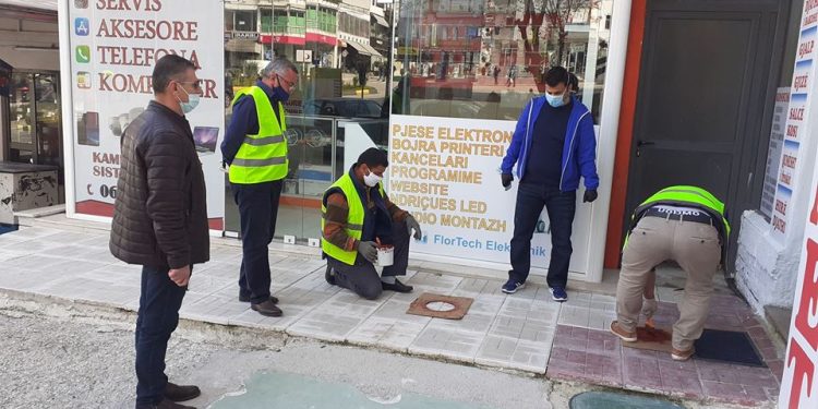 Gjirokastra shton masat në luftën kundër Covid-19, nis shenjimi i vendeve për mbajtjen e distancës fizike (FOTO)
