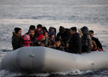 Greqia dyshon se Turqia po përgatit plan për t’ia dërguar migrantët e infektuar me coronavirus