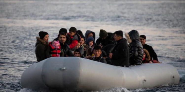 Greqia dyshon se Turqia po përgatit plan për t’ia dërguar migrantët e infektuar me coronavirus