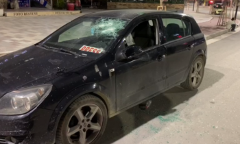 PAMJE TË RENDA/ Polici me sqepar i thyen xhamin e makinës dhe dhunon gazetarin në Fier (VIDEO)