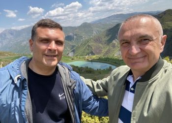 Presidenti Meta kalon fundjavën nëpër fshatrat e jugut (FOTO)