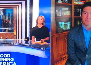 Gazetari del në transmetim live, por harron të vesh pantallonat (Video)