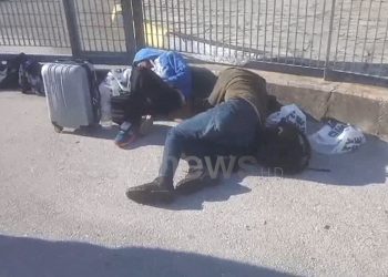 Situatë e rëndë në Kakavijë, gra, fëmijë dhe të moshuar të shtrirë në tokë