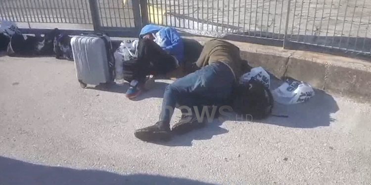 Situatë e rëndë në Kakavijë, gra, fëmijë dhe të moshuar të shtrirë në tokë