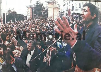 Raporti për Enverin: Fjalimi i kryeministrit Papandreu në Janinë, nxiti 6 mijë vetë te mitingu i Ilia Lekës, deputetë e ministra, që thërisnin, ‘Enver, Hitler’