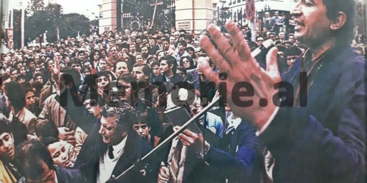 Raporti për Enverin: Fjalimi i kryeministrit Papandreu në Janinë, nxiti 6 mijë vetë te mitingu i Ilia Lekës, deputetë e ministra, që thërisnin, ‘Enver, Hitler’