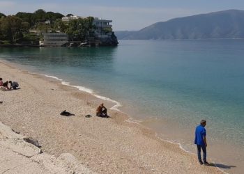 Vlonjatet “sfidojnë” koronavirusin, frekuentojnë masivisht plazhin