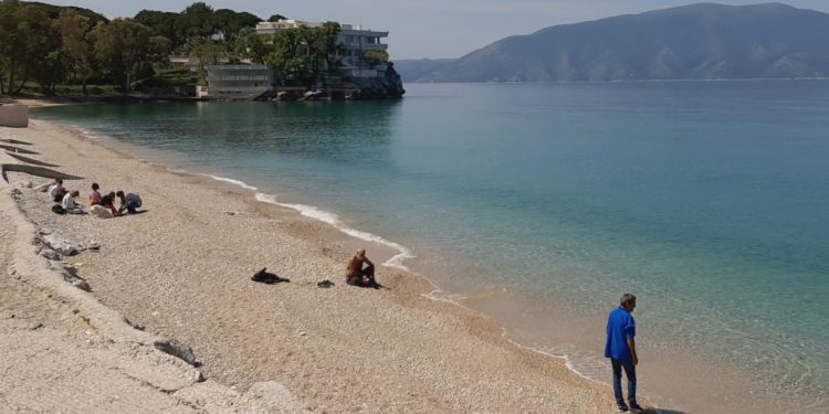 Vlonjatet “sfidojnë” koronavirusin, frekuentojnë masivisht plazhin