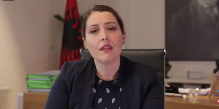 Qeveria shton masat në vendet ku ka grumbullime njerëzish/ Manastirliu: Jemi në mesin e betejës dhe mos krijoni iluzione sepse ky virus është i frikshëm!