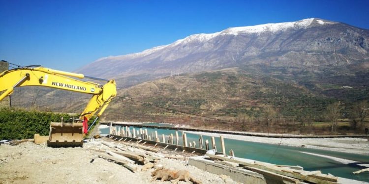 Tepelena në karantinë, por vijon puna për ndërtimin e tre rrugëve rurale