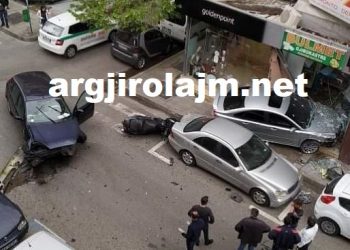 Aksident masiv në Tiranë, një makinë futet brenda dyqanit që shet bulmet Gjirokastre