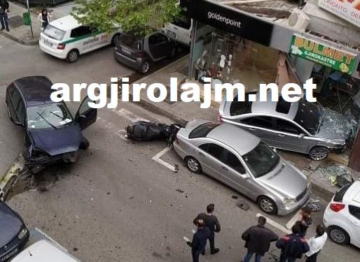 Aksident masiv në Tiranë, një makinë futet brenda dyqanit që shet bulmet Gjirokastre