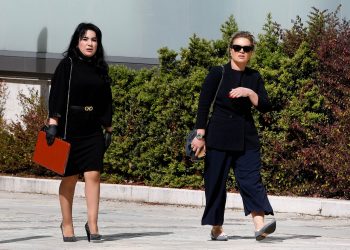 Mblidhet Kuvendi, deputetët me maska e dorashka dhe larg njëri-tjetrit (FOTO)