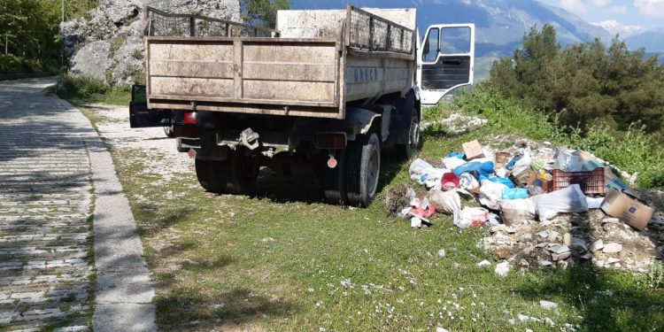 Gjirokastër, i riu shkarkon plehrat pranë kalasë, por e pëson keq nga policia