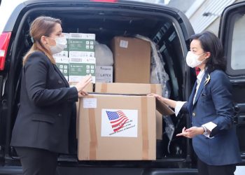 Ambasadorja e SHBA, Yuri Kim dhuron ndihmat për mjekët shqiptarë