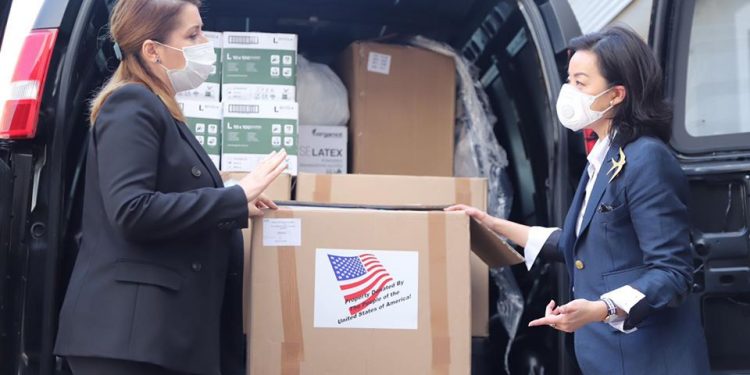 Ambasadorja e SHBA, Yuri Kim dhuron ndihmat për mjekët shqiptarë