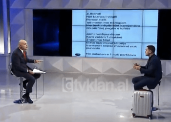 Arben Ahmetaj hyn në emsion me valixhe: Kam futur emrat e atyre që kanë përfituar nga paketat ekonomike