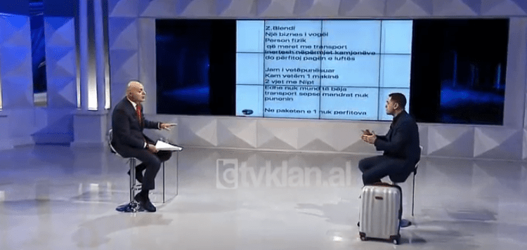 Arben Ahmetaj hyn në emsion me valixhe: Kam futur emrat e atyre që kanë përfituar nga paketat ekonomike