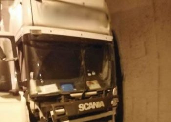 Shoferin shqiptar në Greqi e zë gjumi në timon, kamioni përplaset brenda tunelit (FOTO)