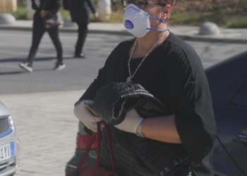 I biri mposhti koronavirusin, deputetja e PS vjen në Kuvend, e maskuar dhe duke ruajtur distancën e sigurisë