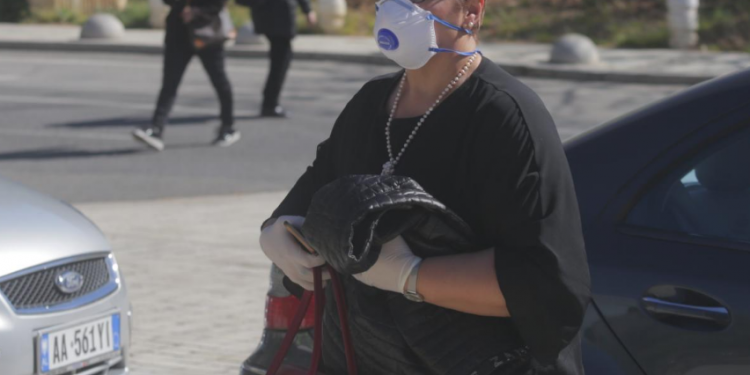 I biri mposhti koronavirusin, deputetja e PS vjen në Kuvend, e maskuar dhe duke ruajtur distancën e sigurisë