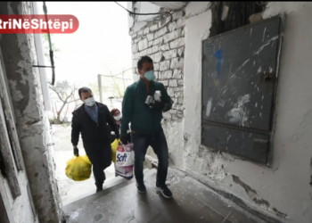 Sapunë, detergjentë dhe ushqime, Bashkia Gjirokastër vijon shpërndarjen e ndihmave për familjet në nevojë (VIDEO)