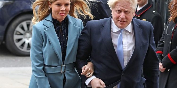 Kryeministri i Britanisë bëhet baba, e fejuara 24 vjet më e re lind djalë