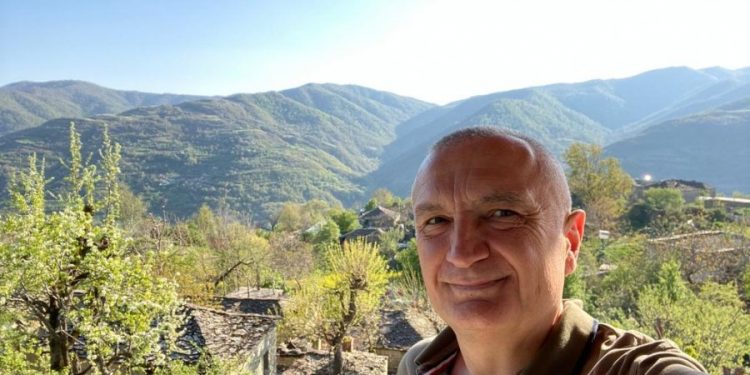 Presidenti tregon shtëpinë ku ka lindur