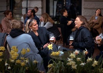 Europianet mbyllen në shtëpi, Suedezët shijojnë birra në lokale!