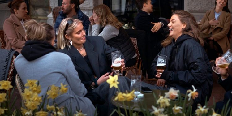 Europianet mbyllen në shtëpi, Suedezët shijojnë birra në lokale!