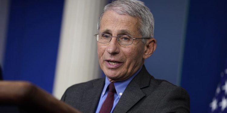 Kryeeksperti amerikan vë alarmin: Nëse hiqen masat para kohe, ju pret…