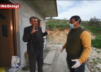 Flamur Golemi i çon ushqime, i moshuari kërkon që ta vizitojë nga sytë. Shihni ç’ndodhi në Kardhiq (VIDEO)