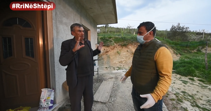 Flamur Golemi i çon ushqime, i moshuari kërkon që ta vizitojë nga sytë. Shihni ç’ndodhi në Kardhiq (VIDEO)