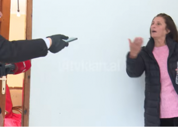 Skandal në Memaliaj, shefi i stacionit policor pengon të burgosurin të dalë me leje. Nëna e tij thirrje Edi Ramës: Ke policë pijanecë që i çojnë të dehur nëpër shtëpi (VIDEO)